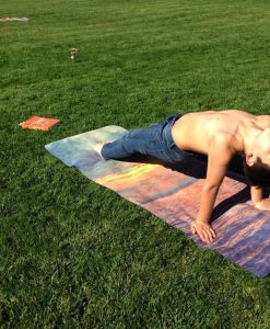 Yoga Design Lab Sunset Travel. Yoga mat 1mm, estabilidad y respuesta de agarre que reduce lesiones. Para utilizar en salas y parques, playa & montaña.